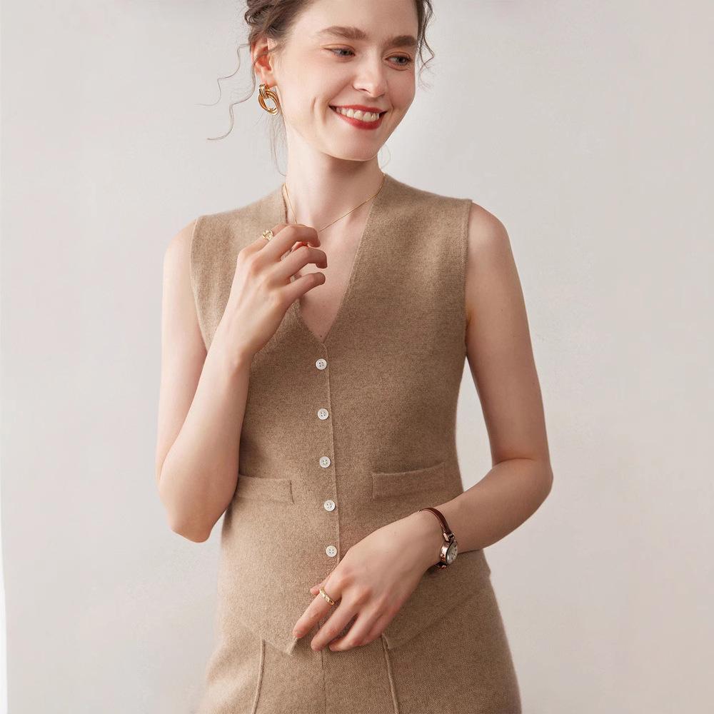 Chic Light Luxury V-Neck Cashmere Knit Women's Slim-Fit Vest for Autumn/Winter