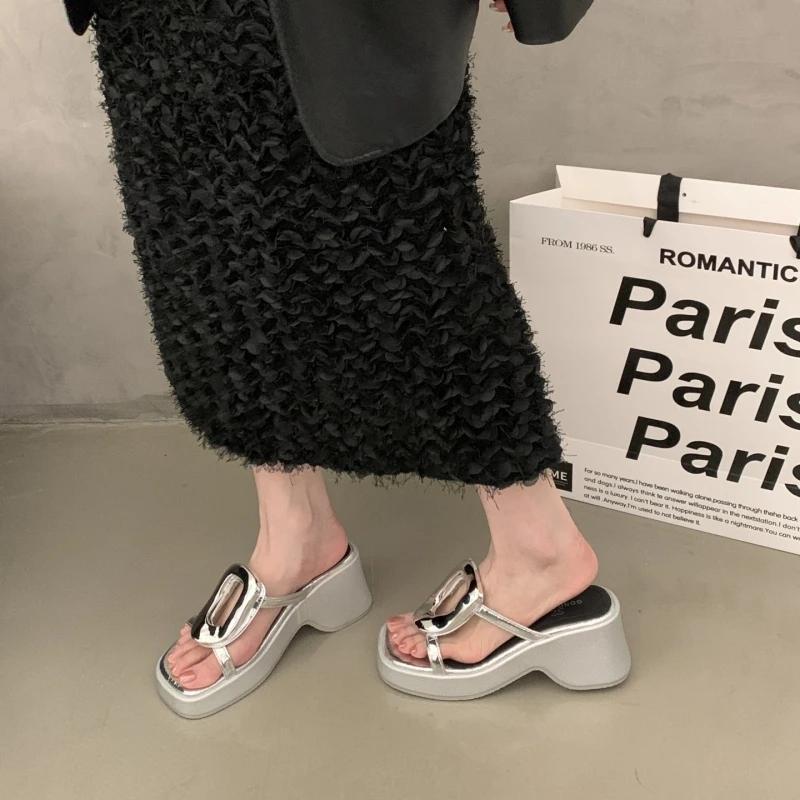 Fashion Women's Summer Fashion Open-Toe Platform Slippers Casual Metal Decoration Thick Bottom Slides for Ladies