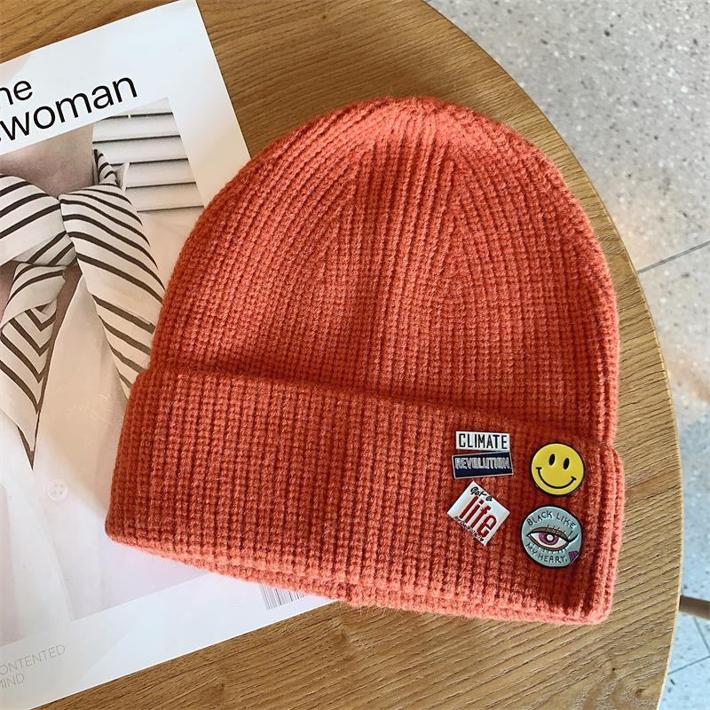 

Knitted hat for autumn and winter, warm and versatile, with badge, stylish, makes the face look smaller, women s woolen hat, ear protection, cold M（56-58cm） помаранчевий