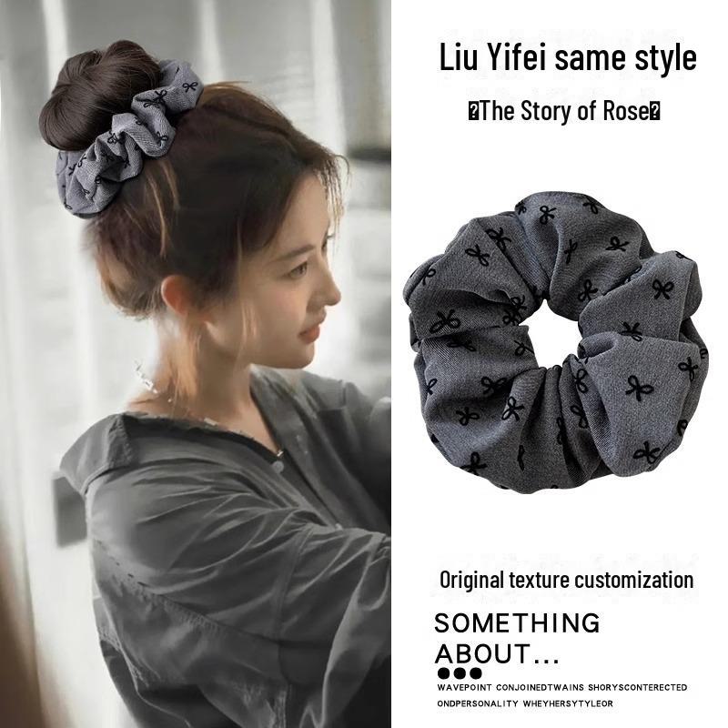 Alleskombinierbares graues Haargummi mit Schleife und Polka Dots