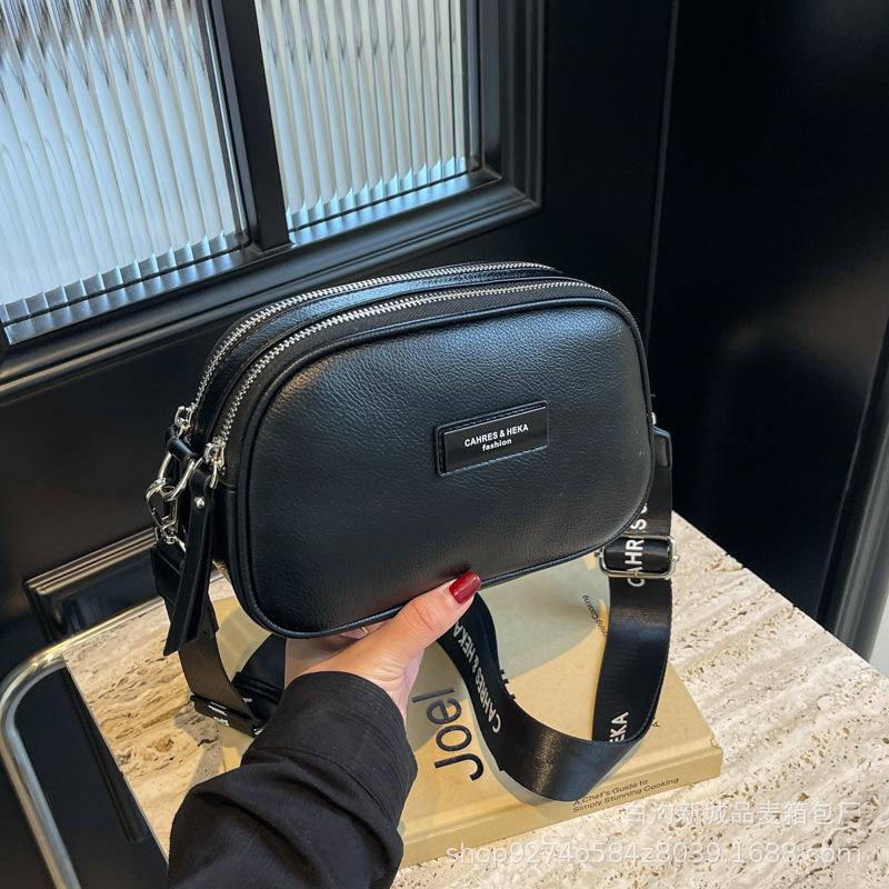 

French niche design wide shoulder strap small bag women s 2025 new trendy temperament versatile shoulder bag foreign style messenger bag чорний