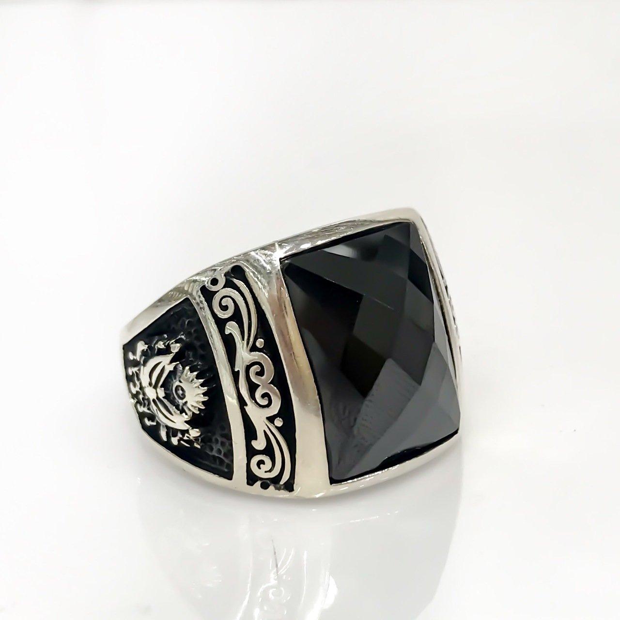 

Серебряное мужское кольцо с черным багетом и квадратным ониксом Tuğra