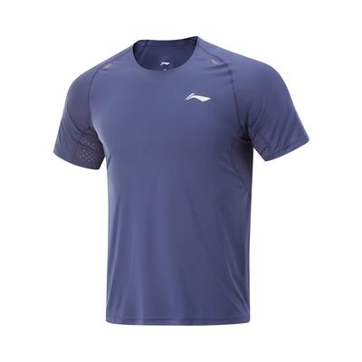 Li Ning Løpeserie Raglan Logo Rund Hals Slim Fit Hurtigtørkende Pustende Kortarmet T-skjorte Menn T-skjorter Dusk-Blå ATSV005-3