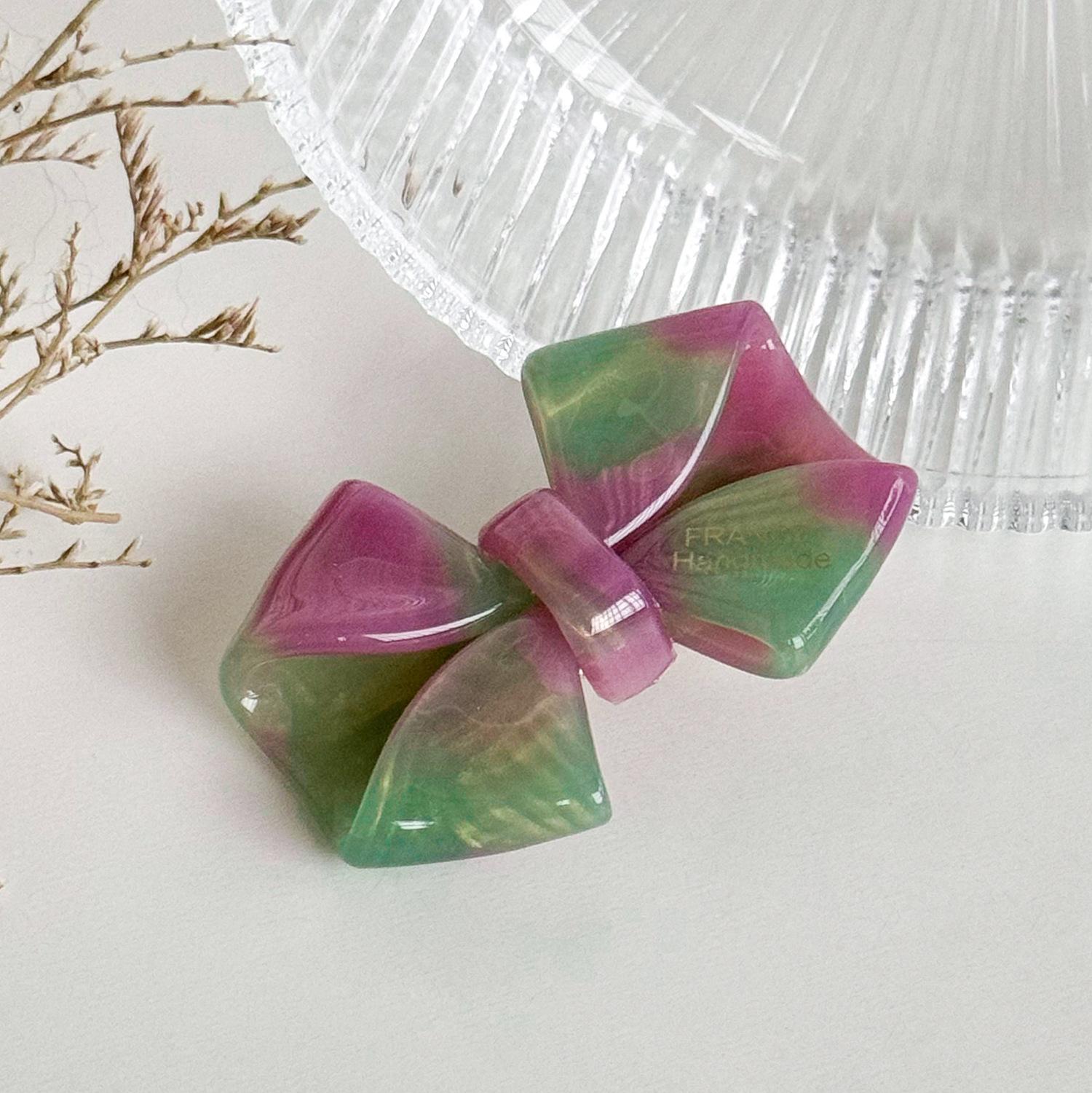 

Ацетатная шикарная заколка-бант для волос для женщин, премиальный аксессуар-зажим «утиный клюв» в модных летних цветах со стильными геометрическими узорами Purple Green