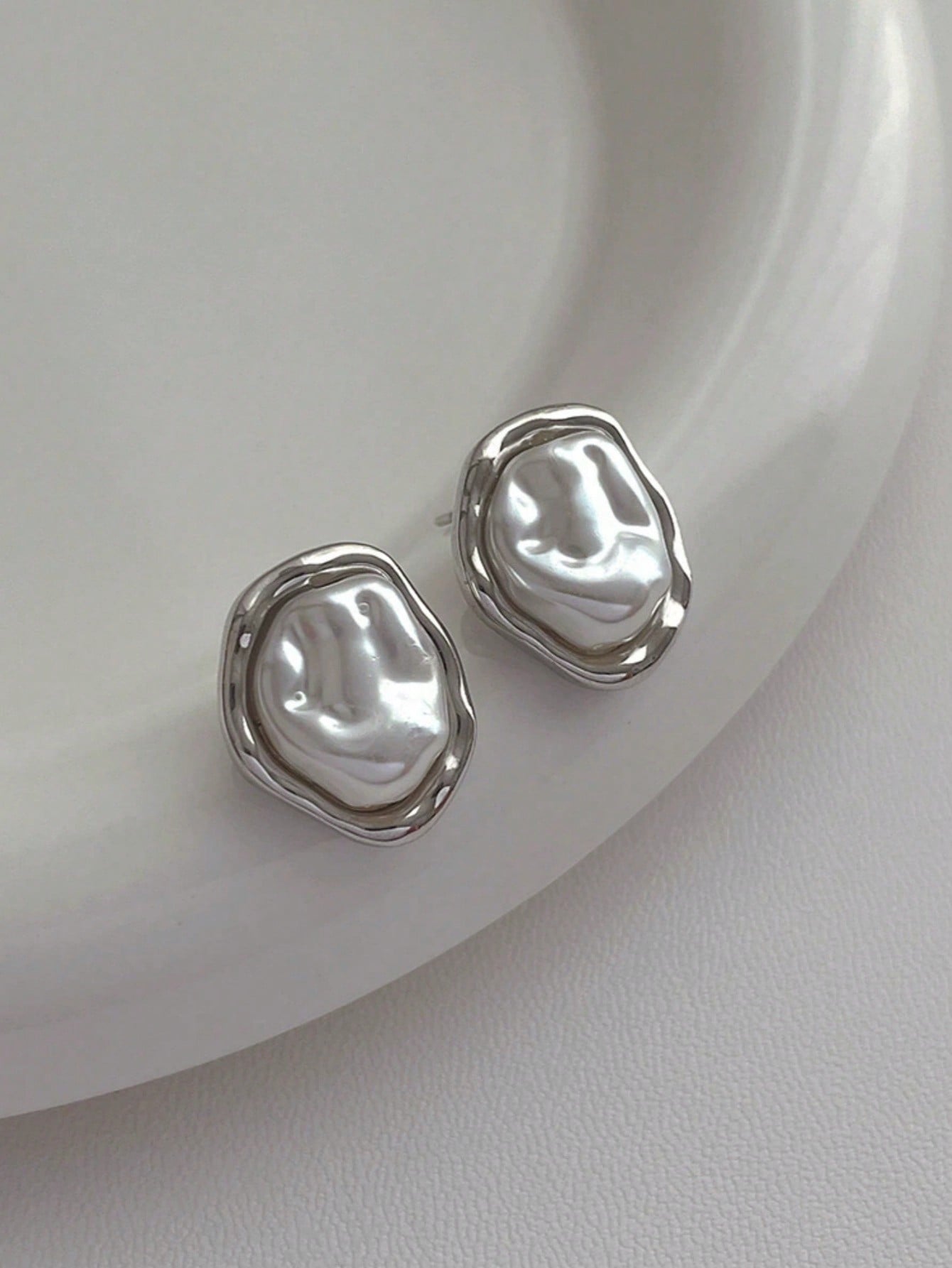 

Пара асимметричных геометрических серег-пусет с жемчугом, подходящих для повседневной носки