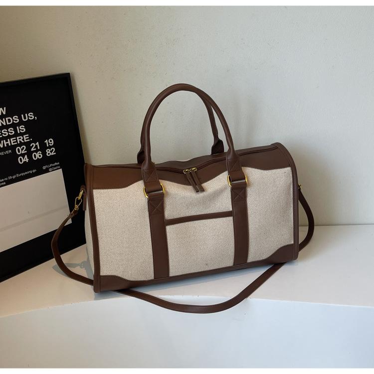 

Large capacity contrasting canvas handbag women s bag 2025 new commuter travel bag simple casual shoulder crossbody bag темно-коричневого