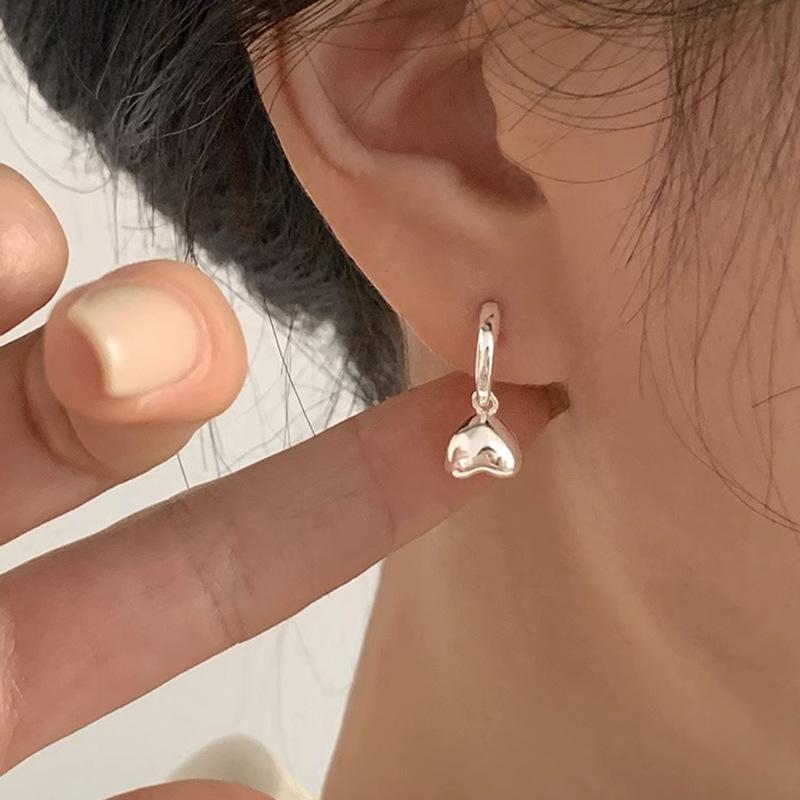 Glossy Love Stud Earrings Women's Simple and Small Heart-shaped Earrings Autumn Daily Work Commuting Earrings