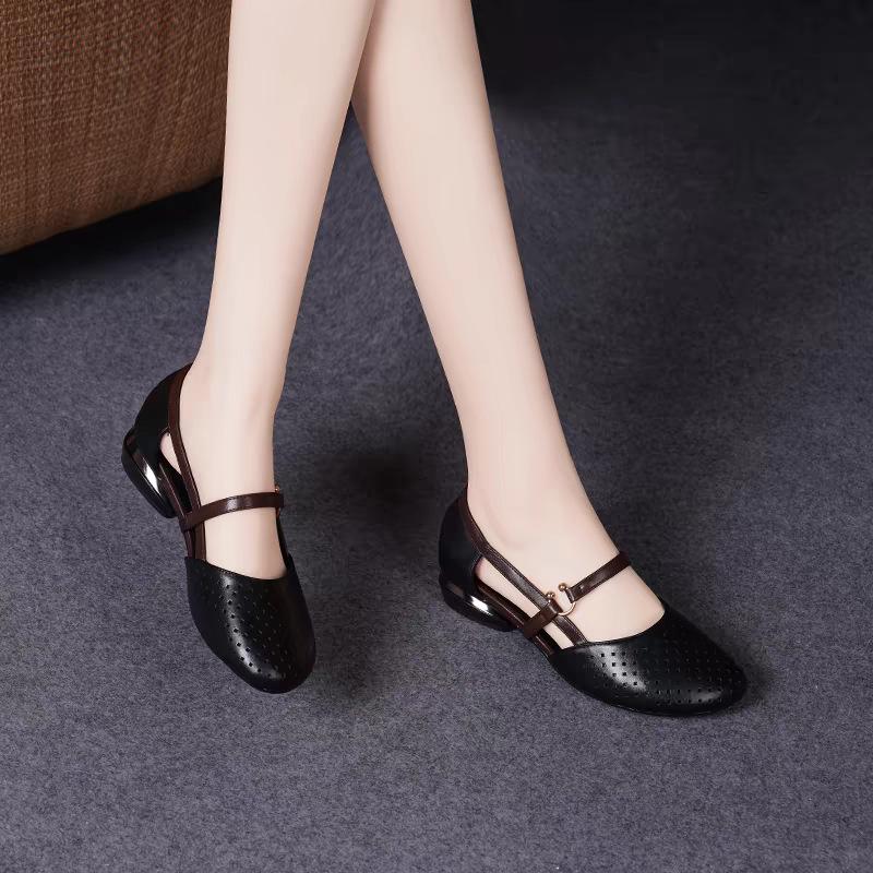 

Настоящая мягкая кожа полая сумка голова сандалии женские летние новые модные и удобные мягкая кожа мягкая подошва низкий каблук одинарная обувь 40