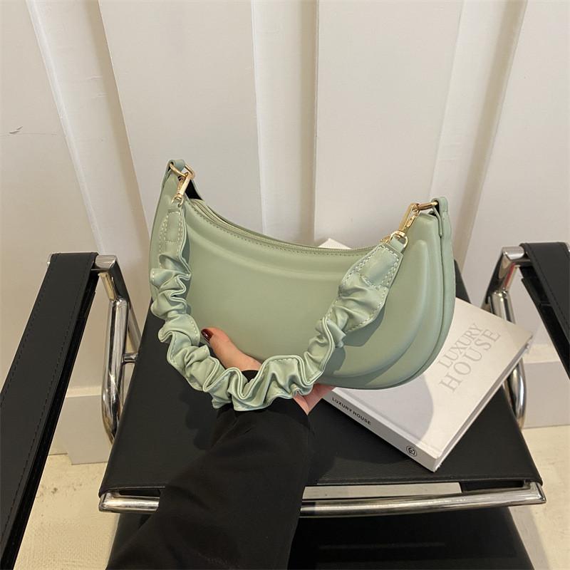 

Stylish Streetwear Inspired Shoulder Bag With Car Stitching Details And Soft Handle зелений