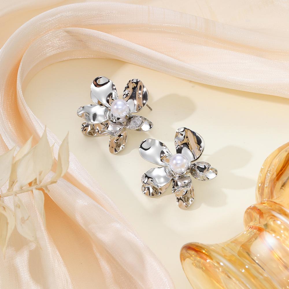 Exaggerated 3D Flower Pearl Earrings: Light Luxury, High-End Metal Style Studs