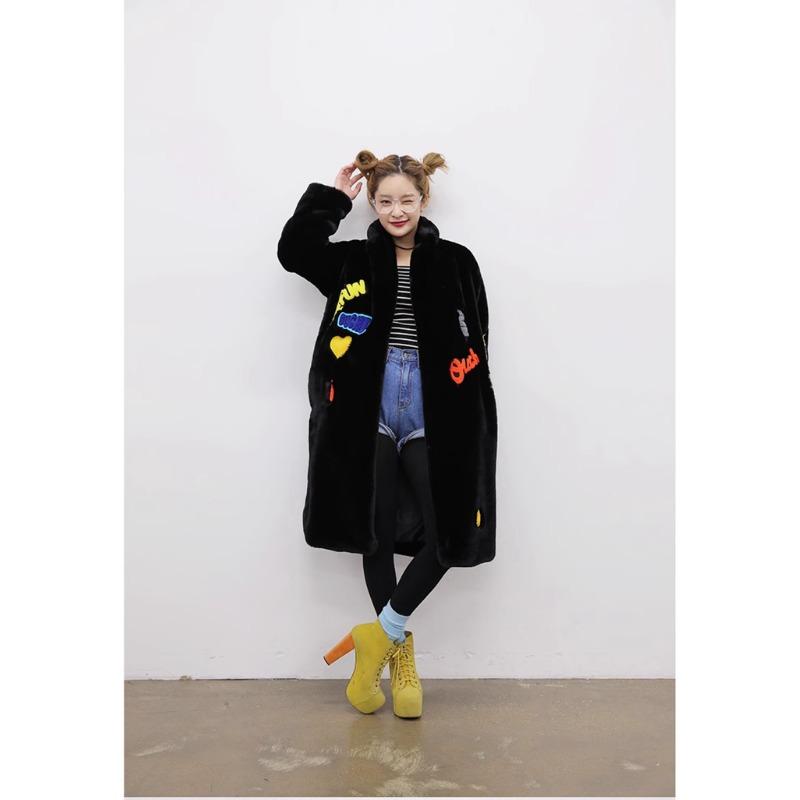 

2024 осень и зима новая искусственная шуба из кролика Рекс свободное пальто средней и длинной длины модный тренд женская одежда больших размеров S чёрный