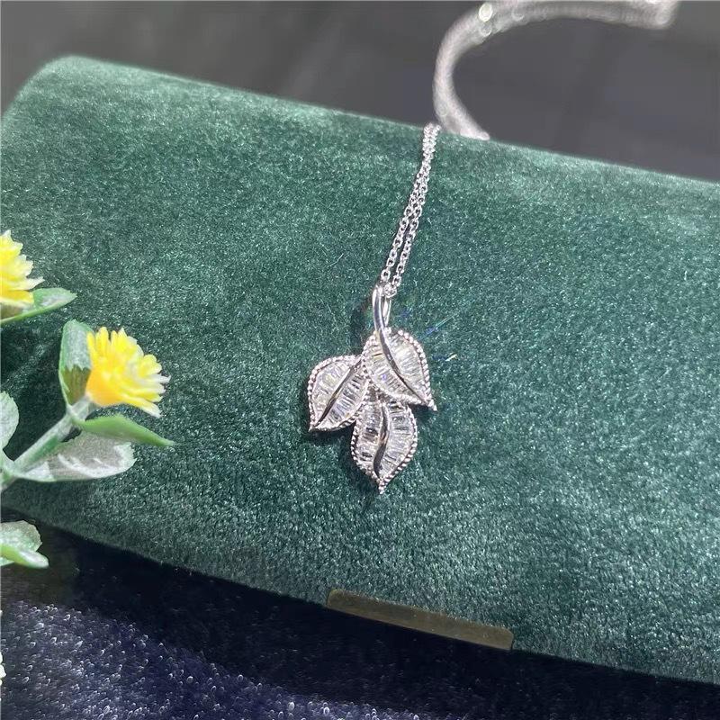 Elegant Maple Leaf Diamond Necklace for Women – Simple, Versatile Clavicle Chain