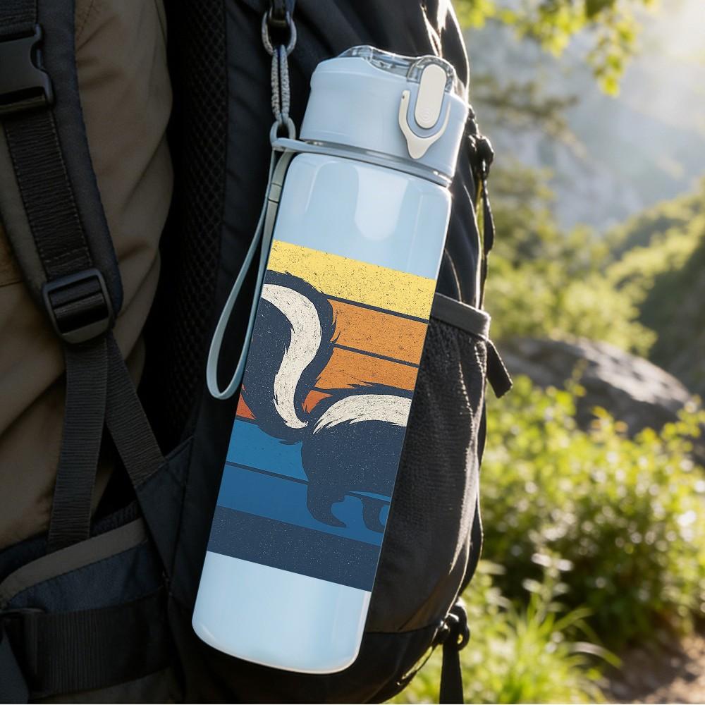 1PC Retro Skunk Sunset Pattern 750ml Color Plastic Sports Water Bottle Leakproof Flip Straw Lid Suitable for Sports Office Home Use