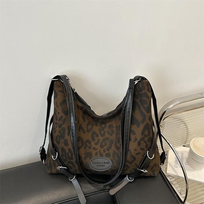 

Корейская нишевая мода леопардовый принт сумка-тоут 2025 новая на одно плечо простая повседневная универсальная большая вместимость рюкзак