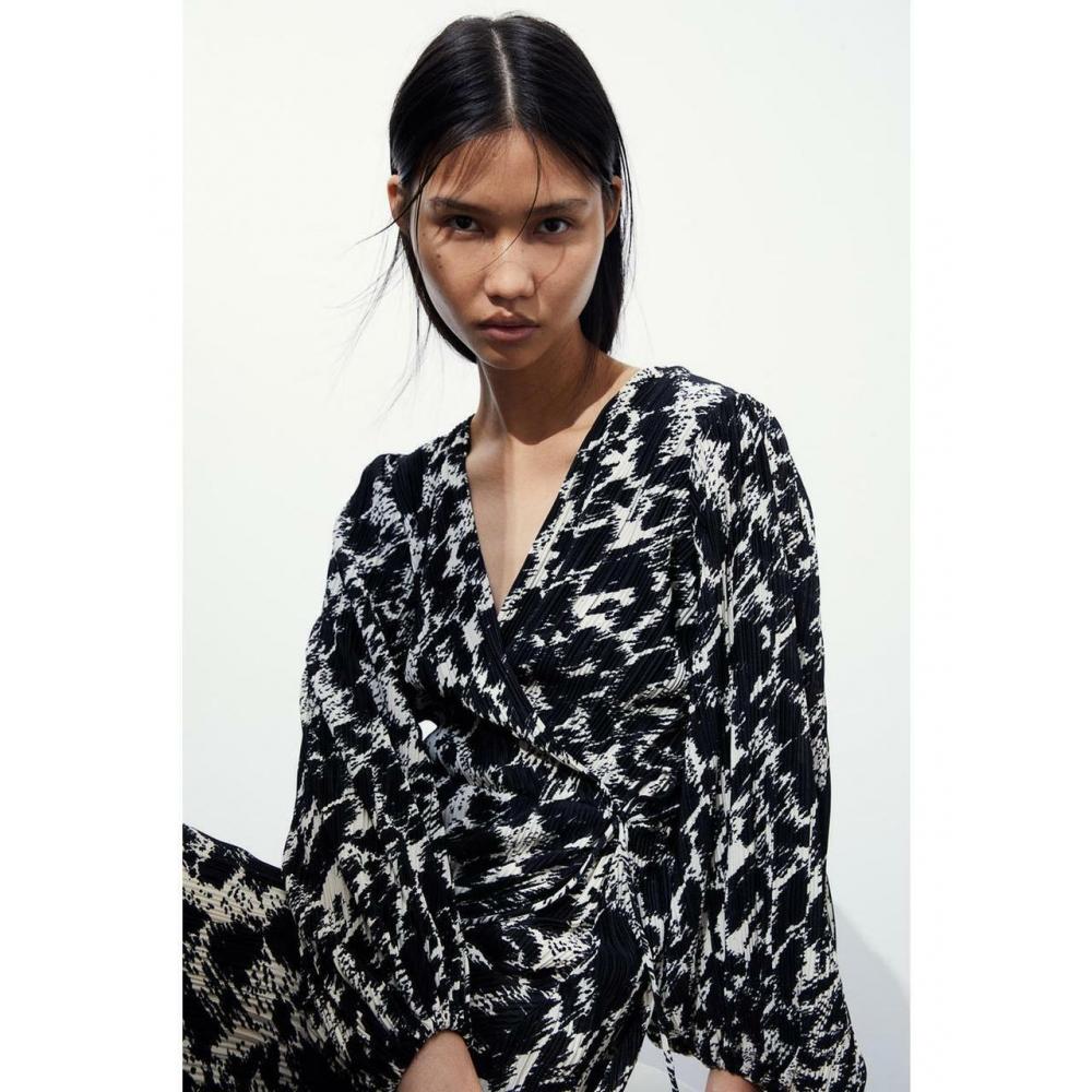 

Платье HM с запахом, черное с леопардовым принтом 1195084002