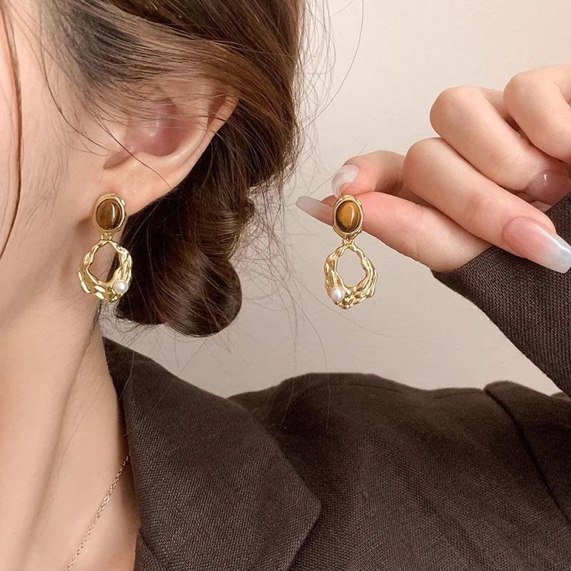 

Niche pearl stud earrings retro Hong Kong style Maillard irregular earrings earrings