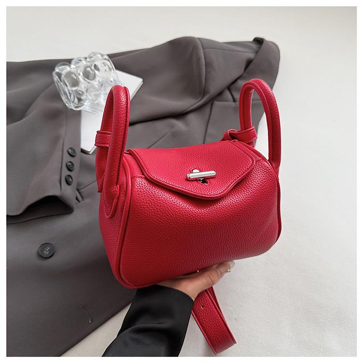 

В этом году популярная корейская нишевая сумка-капсула для женщин 2025 новая повседневная универсальная сумка-мессенджер на одно плечо с замком для женщин чёрный