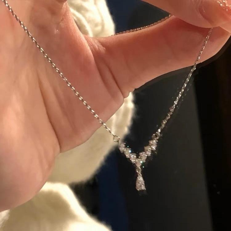Titanium Steel Does Not Fade, Simple High-End Necklace Women'S Design Temperament Collarbone Chain Fashionable Personalized Pendant