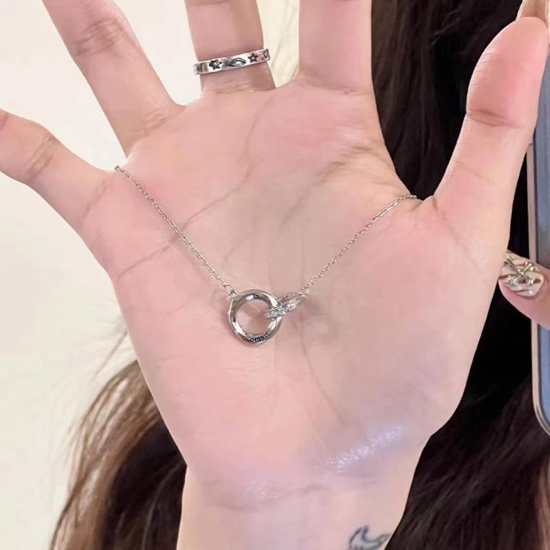 Lucky Four-Leaf Clover Necklace - Women's Unique Design, Sophisticated Luxury Leaf Lockbone Chain, Premium Quality