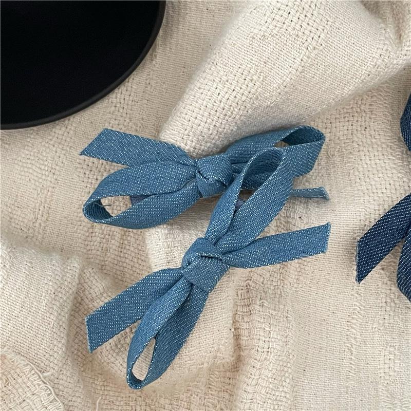 Blaue Schleife Kleine Entenschnabelklemme mit Streamer zum Haarstyling