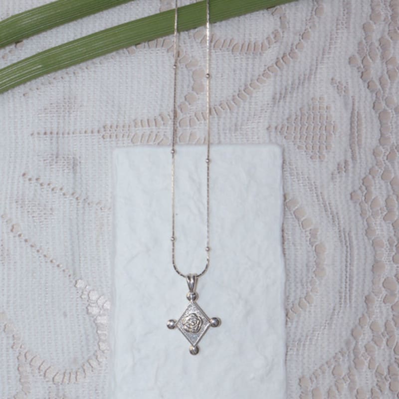 LOASI lovely rose. rose frame necklalce