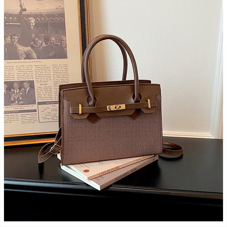Small-scale Minimalist Handbag with A Slouching Design, Elegant Women's Bag for Carrying On The Shoulder.