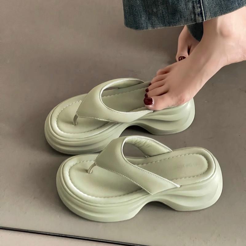 Muffin Thick-bottomed Flip-flops Women's Summer Wear 2025 New High-end Fashion Seaside Beach Pinch Foot Cool Slippers