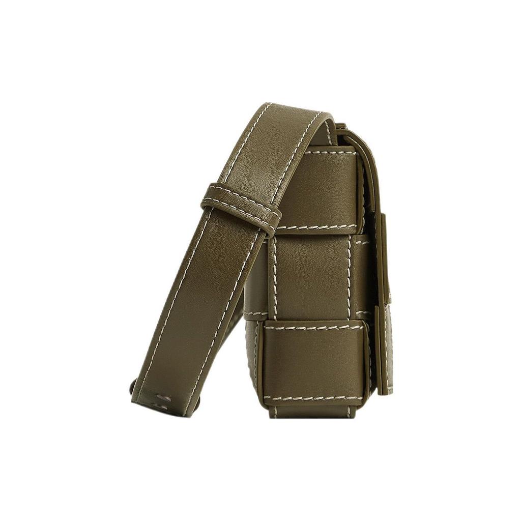 Bottega Veneta Cassette Intreccio Woven Magnetic Closure Leather Shoulder Bag Small Men shoulder bag Earth-Brown 763686V39K02866