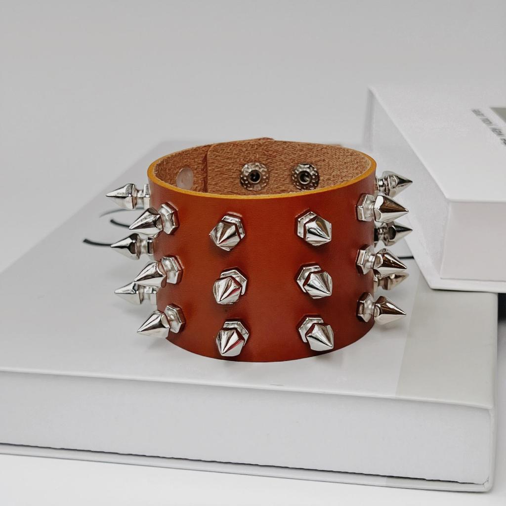 European and American Punk Rivet Bracelet: Unisex Leather Wristband for Couples