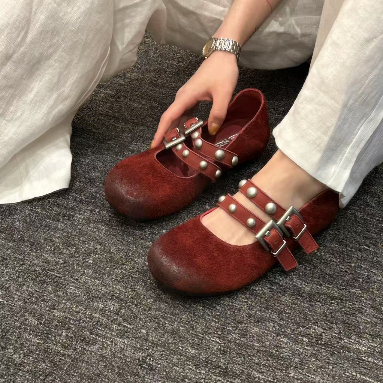 

Cinnabar Night Walk 2025 Autumn New Light Mouth Versatile Retro Transparent Wax Qin Color Rivet French Mary Jane Shoes Women 35 темно-красного