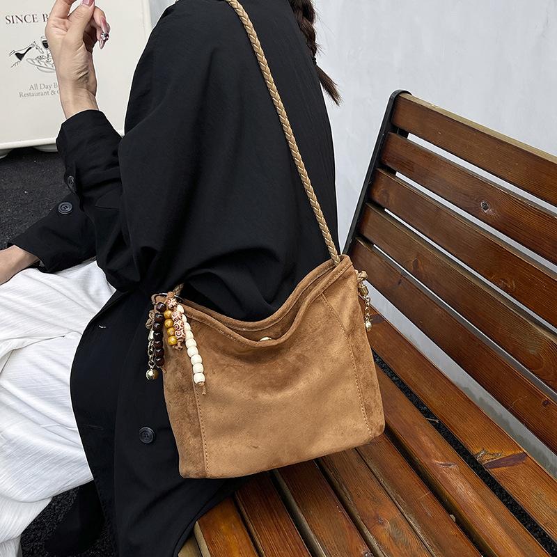 Suede bag women's large capacity 2025 new autumn and winter retro messenger bag popular commuter bucket bag this year
