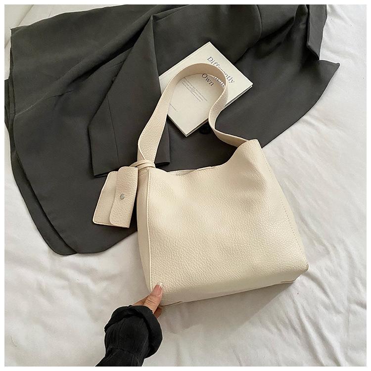 

2025 new leisure commuter large-capacity bucket bag women s simple lightweight bag fashion versatile trend shoulder bag