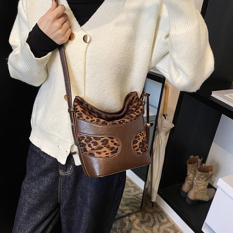 2025 new bag fashionable retro handbag shoulder crossbody bucket bag women's bag