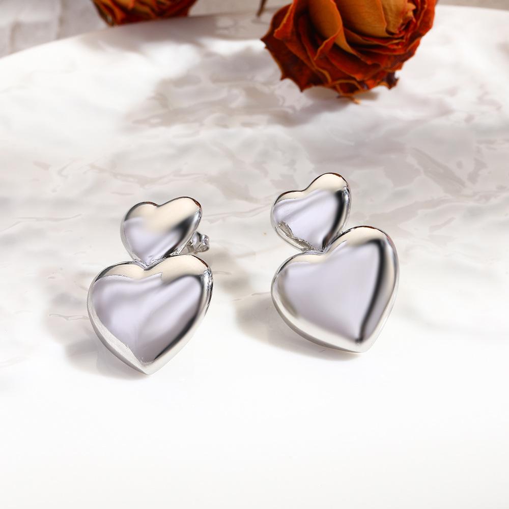 

Преувеличенные серьги-пусеты в форме сердца - Минималистичный стиль для женщин