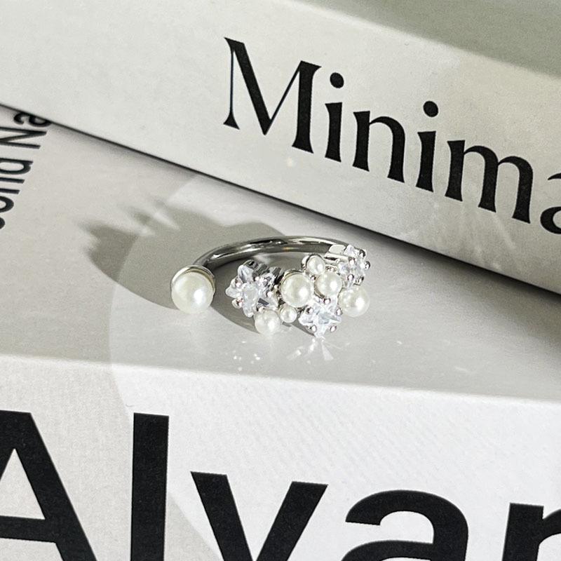 Light luxury Internet celebrity mix and match personalized flower bow fashion ring women full of diamonds flower language niche cold wind ring tide