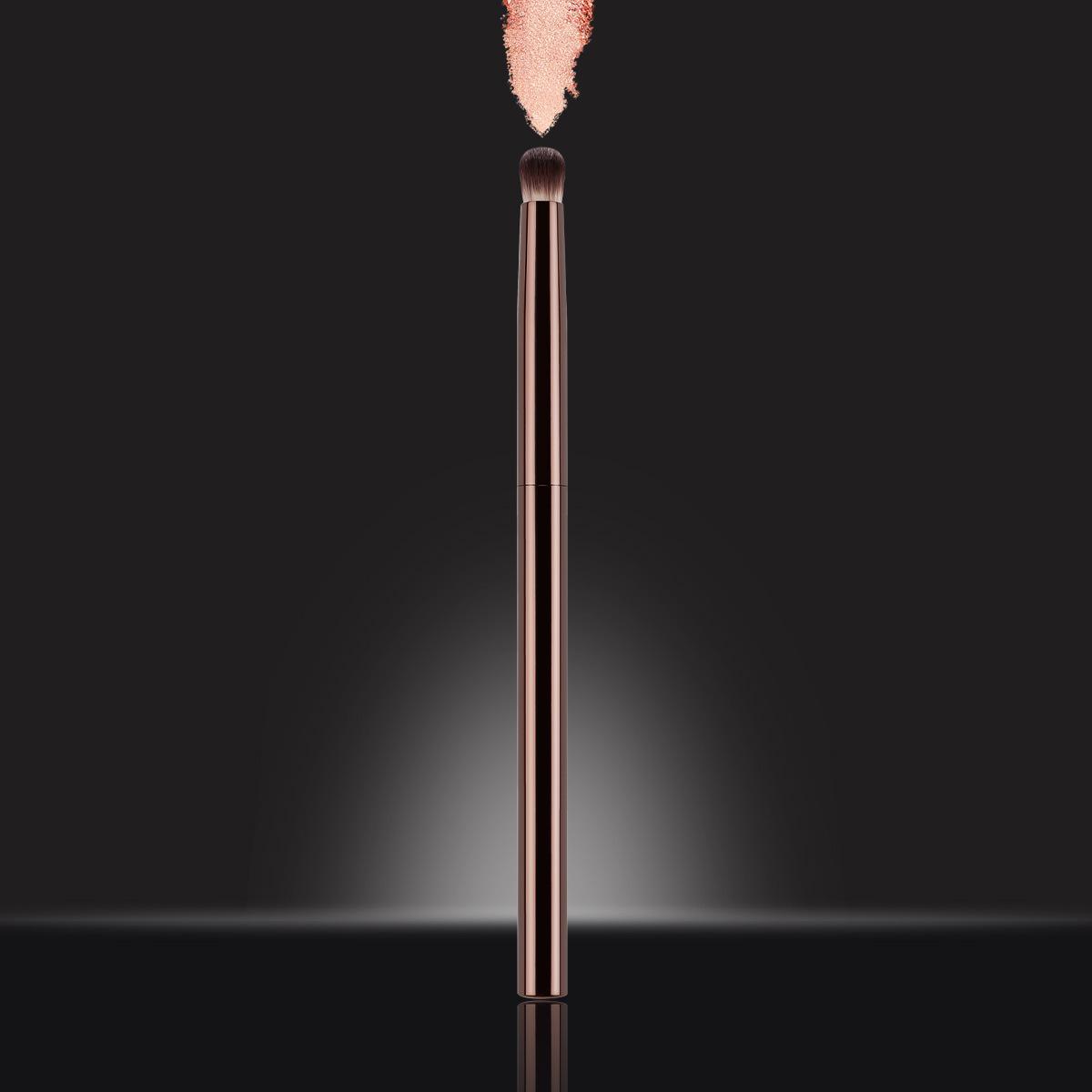 

Набор кистей для макияжа HG: Включает кисти для рассыпчатой пудры, румян, тональной основы, теней для век, консилера и губ.