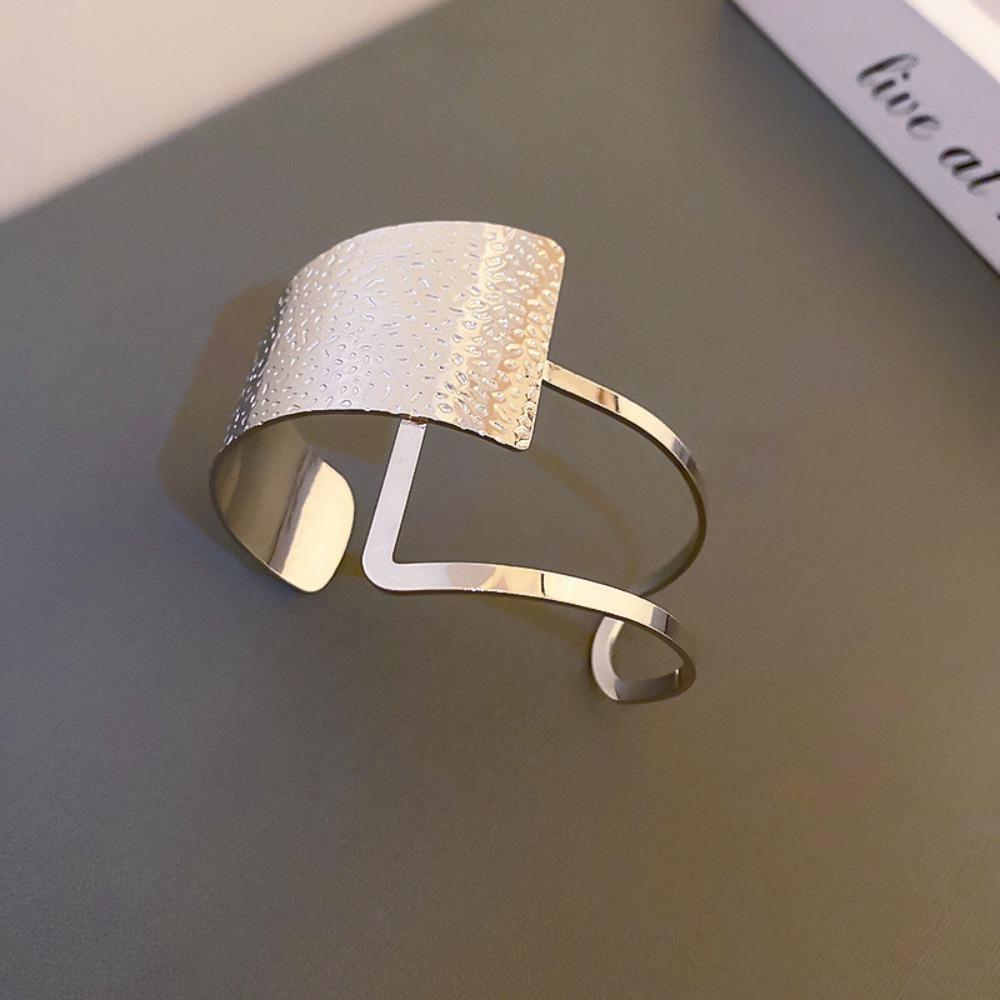 European and American Simple Bracelets, Arm Rings, Niche Cold Wind Temperament Bracelets, High-end Sense and Versatile Jewelry.