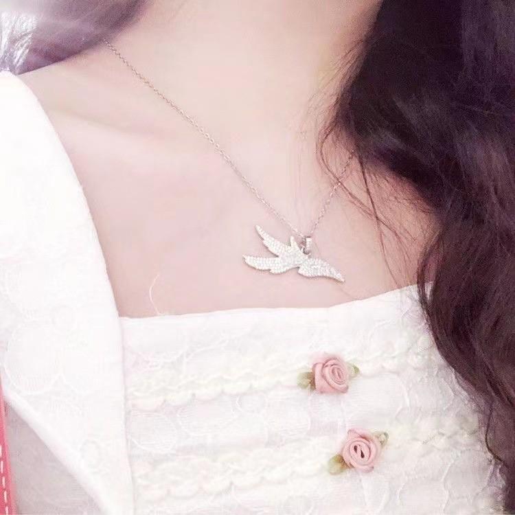 Fashionable Lol Feather Necklace Featuring Geometric Shape And Gorgeous Blue Color Design