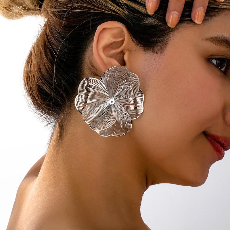 1 Pair Vintage Elegant Metallic Gold Textured Floral Pendant Earrings, Suitable For Women's Daily, Party, Holiday, Gift