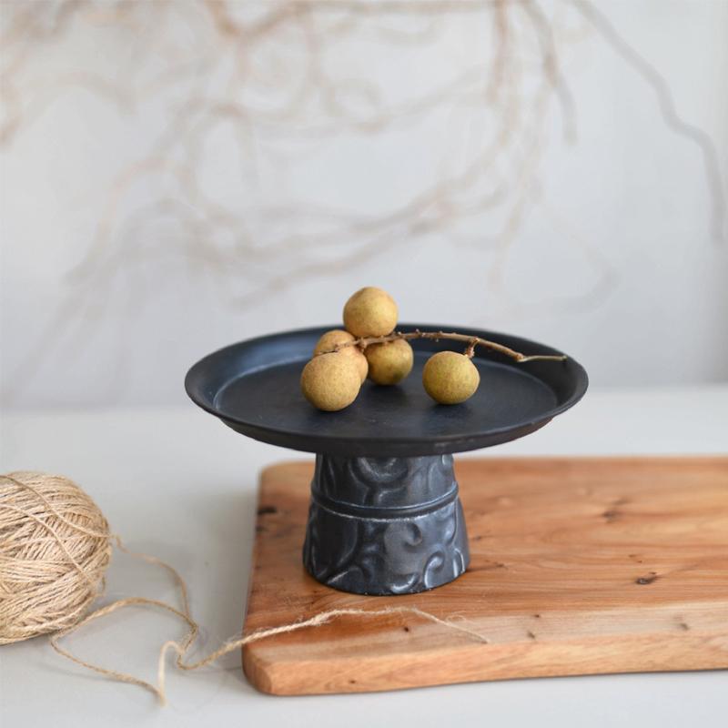 

Высокий поднос из кованого железа Старый Ретро Серый Тарелка для хлеба и фруктов Поднос для хранения Натюрморт Гурманская фотография Десертный стол