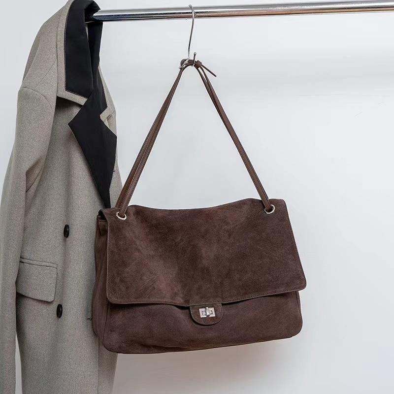 První vrstva hovězí kůže, slonově šedá taška, messenger taška designový smysl niche nová podpažní taška pocit přenosná taška přes rameno black