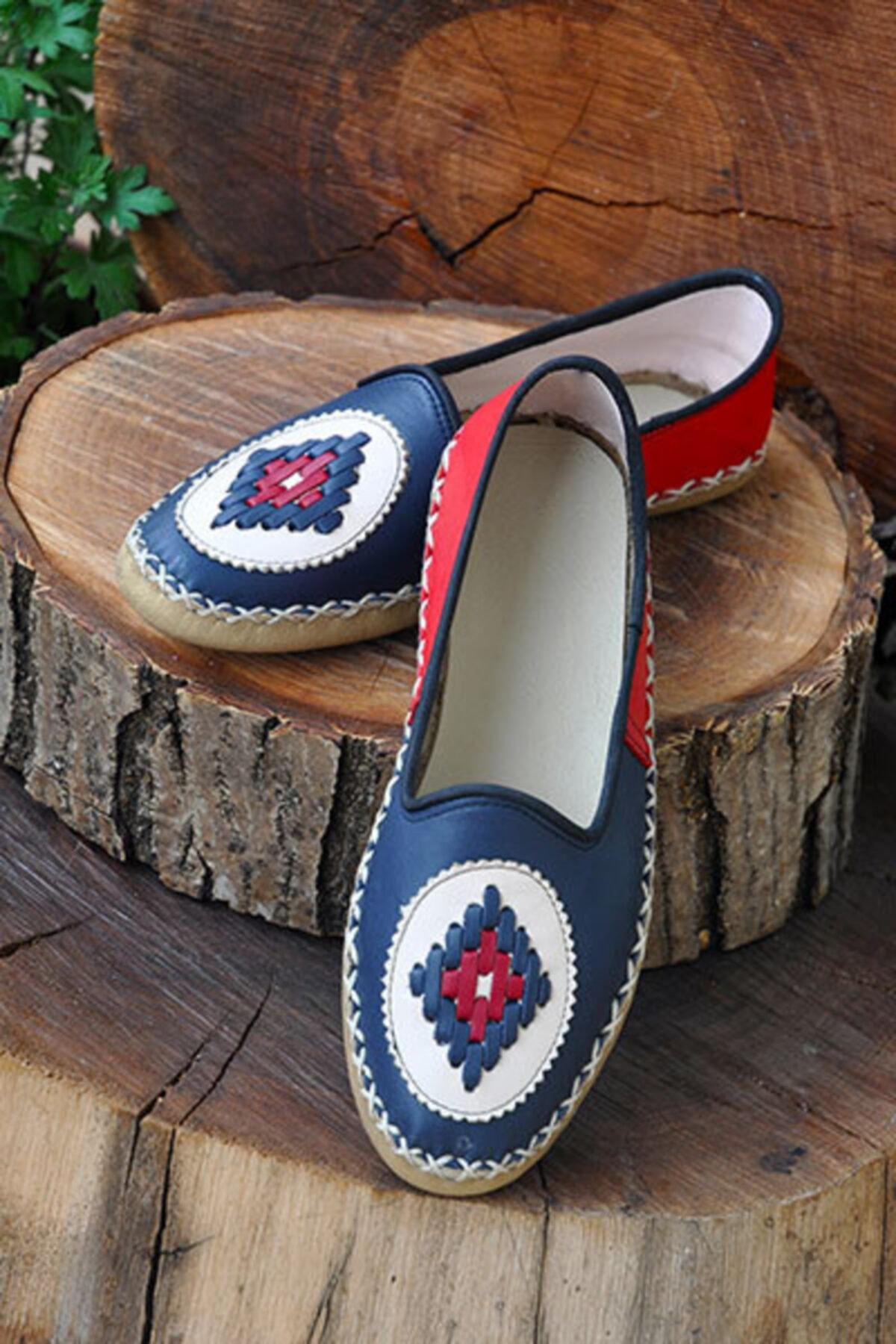 

Жіночі туфлі на плоскій підошві. Темно-сині та червоні тапочки з малюнком 36