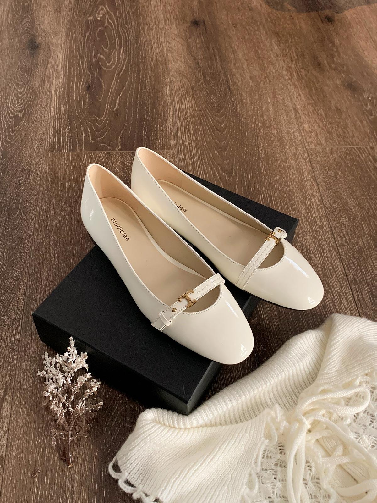 

Grape mother studiolee temperament small round head one-word buckle with patent leather one-pedal flat-bottomed commuting shoes women s autumn 40 белый