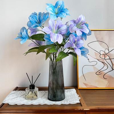 Fleur de Lys Artificielle 3 Têtes Pleine Floraison Branche de Lys Fausse avec Feuilles Toucher Réel Fleur de Lilium Fausse pour Bouquet de Mariage DIY Arrangement Floral