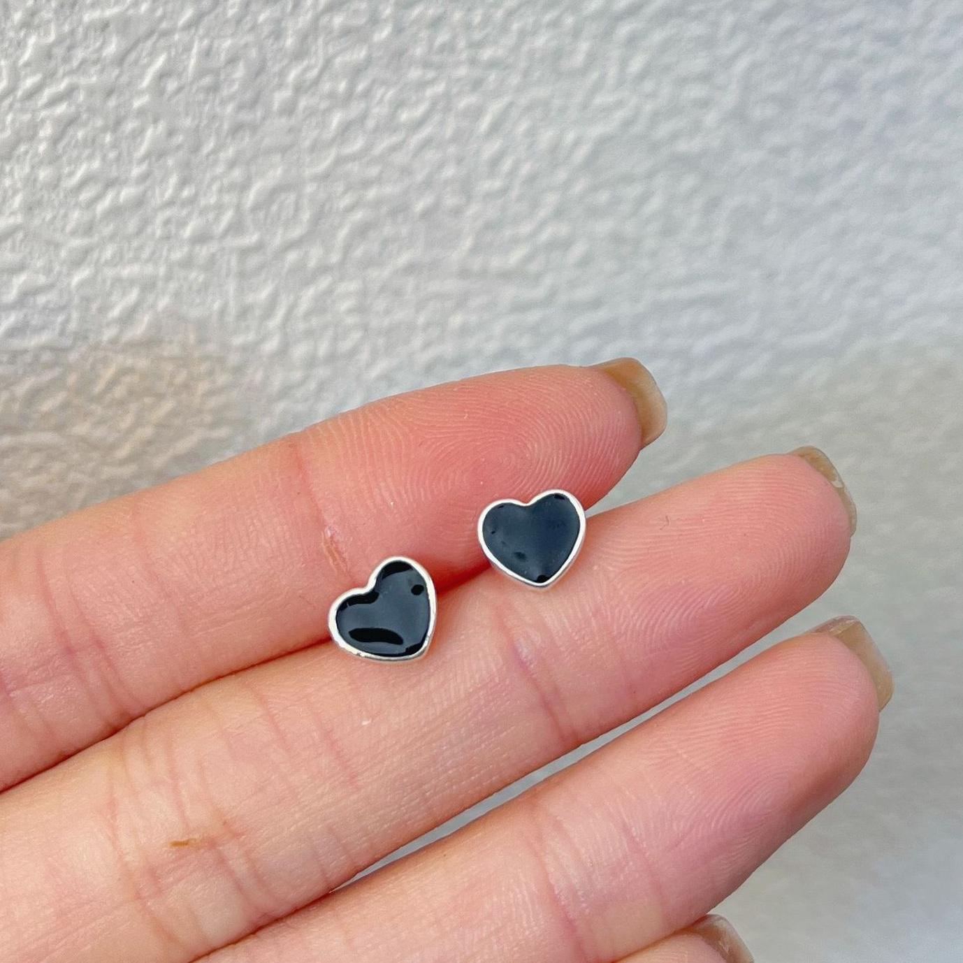 

Small Black Color Heart Stud Earring for Women Sweet Temperament Mini Simple Zircon Accessories Wholesale Christmas Day Gift