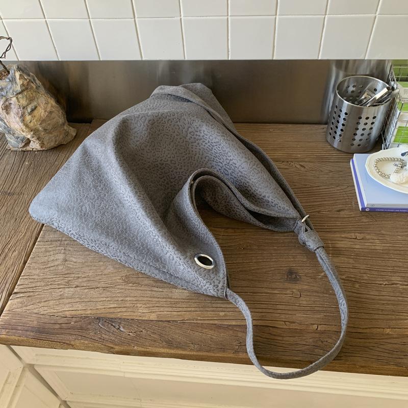 

Ретро нишевая сумка женская большой вместимости 2025 новая осенне-зимняя модная простая наплечная сумка-мессенджер для通勤, сумка под мышкой серый