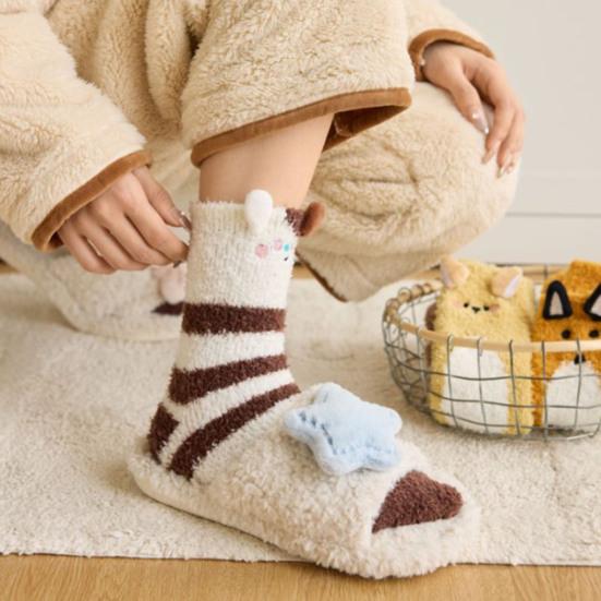 1 pár spacích ponožek kreslený zvířecí design zesílený korálový samet teplé zimní ponožky střední délky protiskluzové vnitřní zimní ponožky