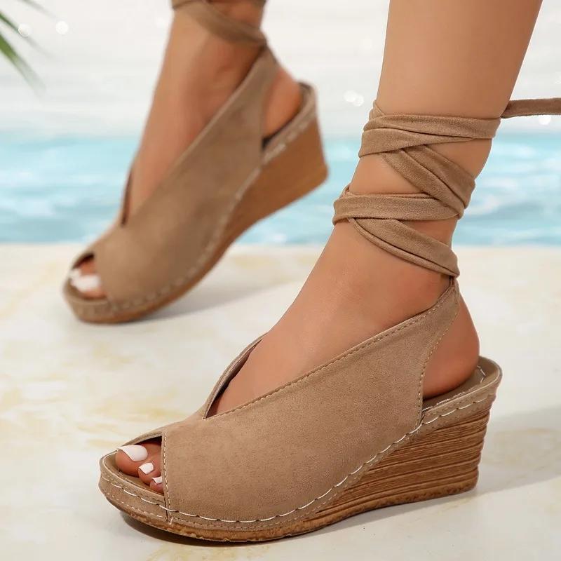 Sandálias de Salto Alto Plataforma Cuña Pretas Cáqui para Verão Feminino Novas com Bico Peixe Vazadas Tiras Cruzadas Casuais Sapatos Romanos Zapatos