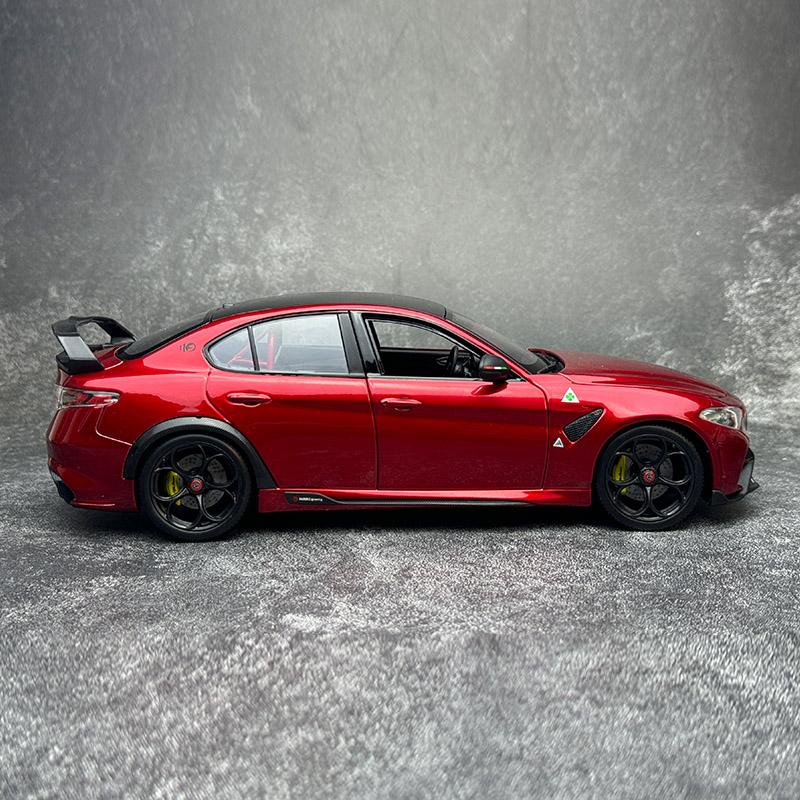 Burago 1:18 Alfa Romeo Giulia Gtam Modello Auto Sportiva in Lega Veicoli in Metallo Modello Auto Alta Simulazione Collezione Giocattolo per Bambini Regalo