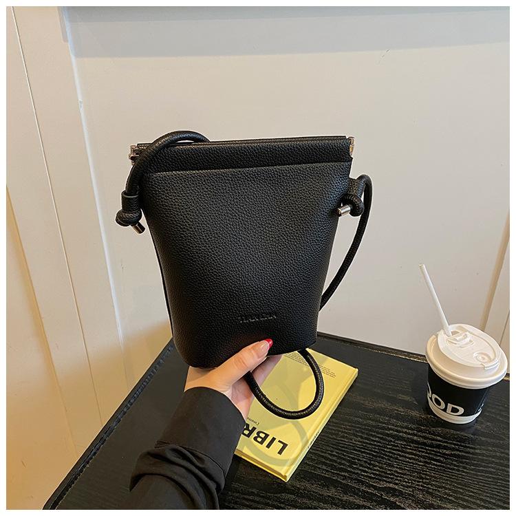 

New fashion spring and summer high-end high-value small bag casual shoulder crossbody bucket bag чорний